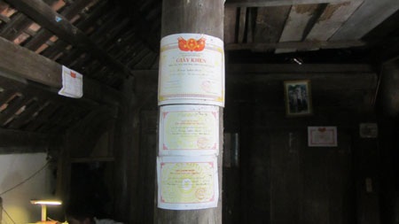 Trong căn nhà đã mối mọt, những chiếc cột, bờ tường đều dán bằng khen của cậu học sinh nghèo.