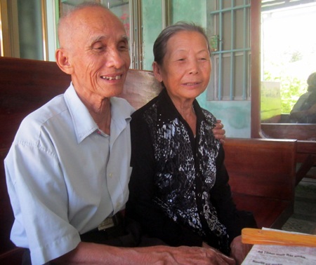 “Tàu khu trục Maddox Mỹ bị trúng quả ngư lôi của chúng tôi” - 5 Người lính già hạnh phúc bên vợ.