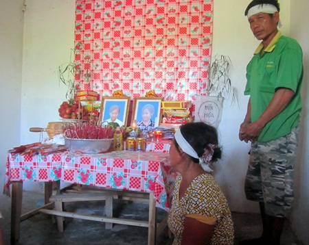 Bố mẹ hai cháu Vi Thị Na và Vi Thị Niềm khóc ngất bên bàn thờ của các con.