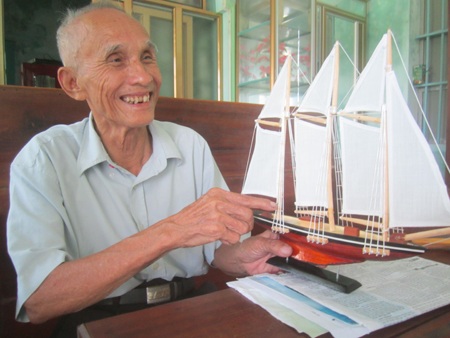 Người lính già hạnh phúc bên vợ.