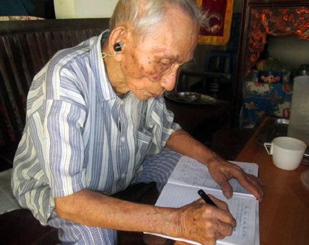 Cụ Cao Viễn vẫn viết nhật ký hằng ngày.