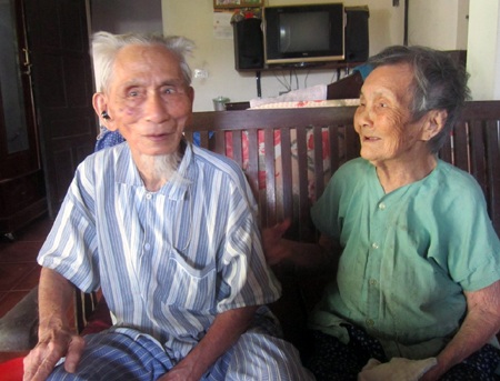 Hạnh phúc của đôi vợ chồng già hơn 100 tuổi.
