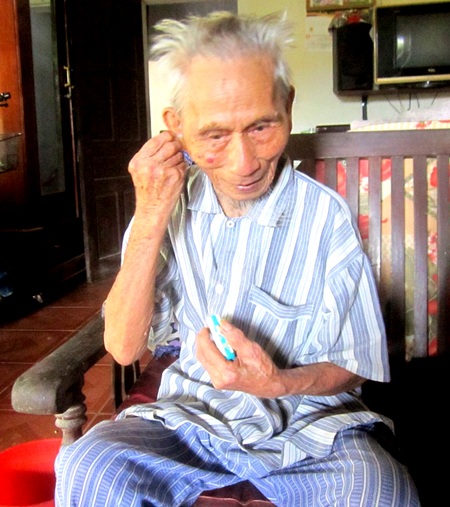 Hạnh phúc của đôi vợ chồng già hơn 100 tuổi.