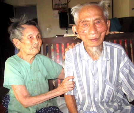 Hạnh phúc của đôi vợ chồng già hơn 100 tuổi.