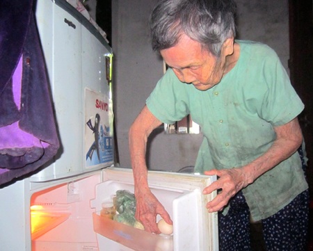  Cụ bà vẫn có thể tự chuẩn bị bữa ăn cho mình và chồng