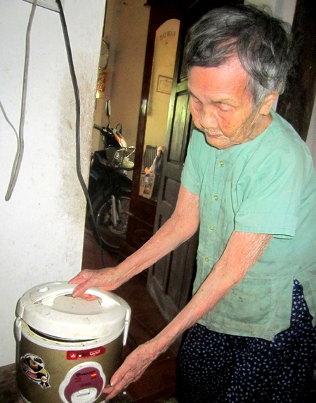  Cụ bà vẫn có thể tự chuẩn bị bữa ăn cho mình và chồng