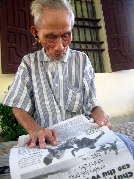 Cụ ông Cao Viễn vẫn có thể đọc báo mà không cần kính.