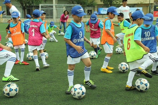 125 học viên được tuyển chọn vào “Trại hè bóng đá 2014” - 3 Một buổi tập cùng với trái bóng.