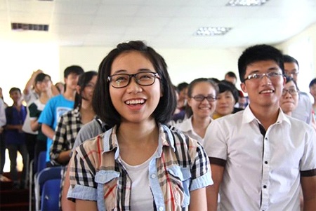  Các em học sinh háo hức tham dự Truyền Lửa.