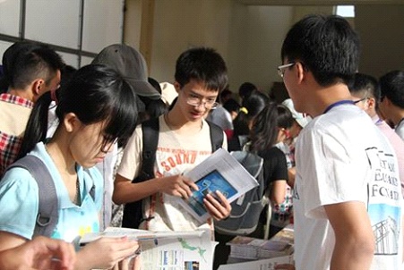  Triển lãm thông tin kết nối giữa các du học sinh và các em học sinh.