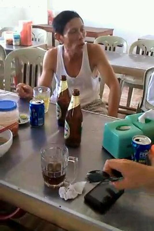 Cảnh cáo cán bộ xã mải uống bia “quên” đi làm