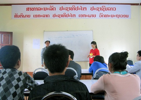 Những con chữ Việt, những kiến thức được các em tình nguyện dạy trên đất nước bạn Lào.