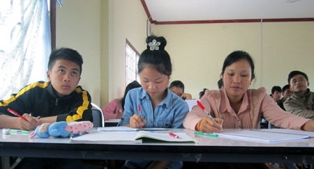 Tận tụy trong dạy chữ Việt cho cán bộ Lào.