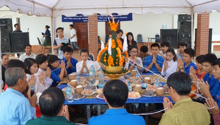 Tận tụy trong dạy chữ Việt cho cán bộ Lào.