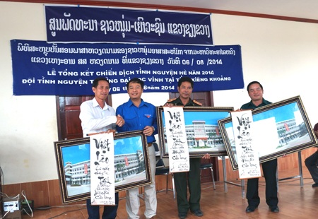 Tận tụy trong dạy chữ Việt cho cán bộ Lào.