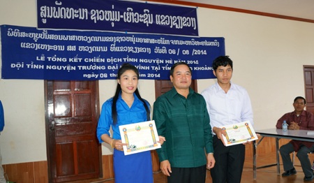 Tận tụy trong dạy chữ Việt cho cán bộ Lào.