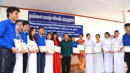 Tận tụy trong dạy chữ Việt cho cán bộ Lào.