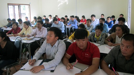 Tận tụy trong dạy chữ Việt cho cán bộ Lào.