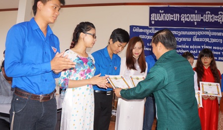 Tận tụy trong dạy chữ Việt cho cán bộ Lào.