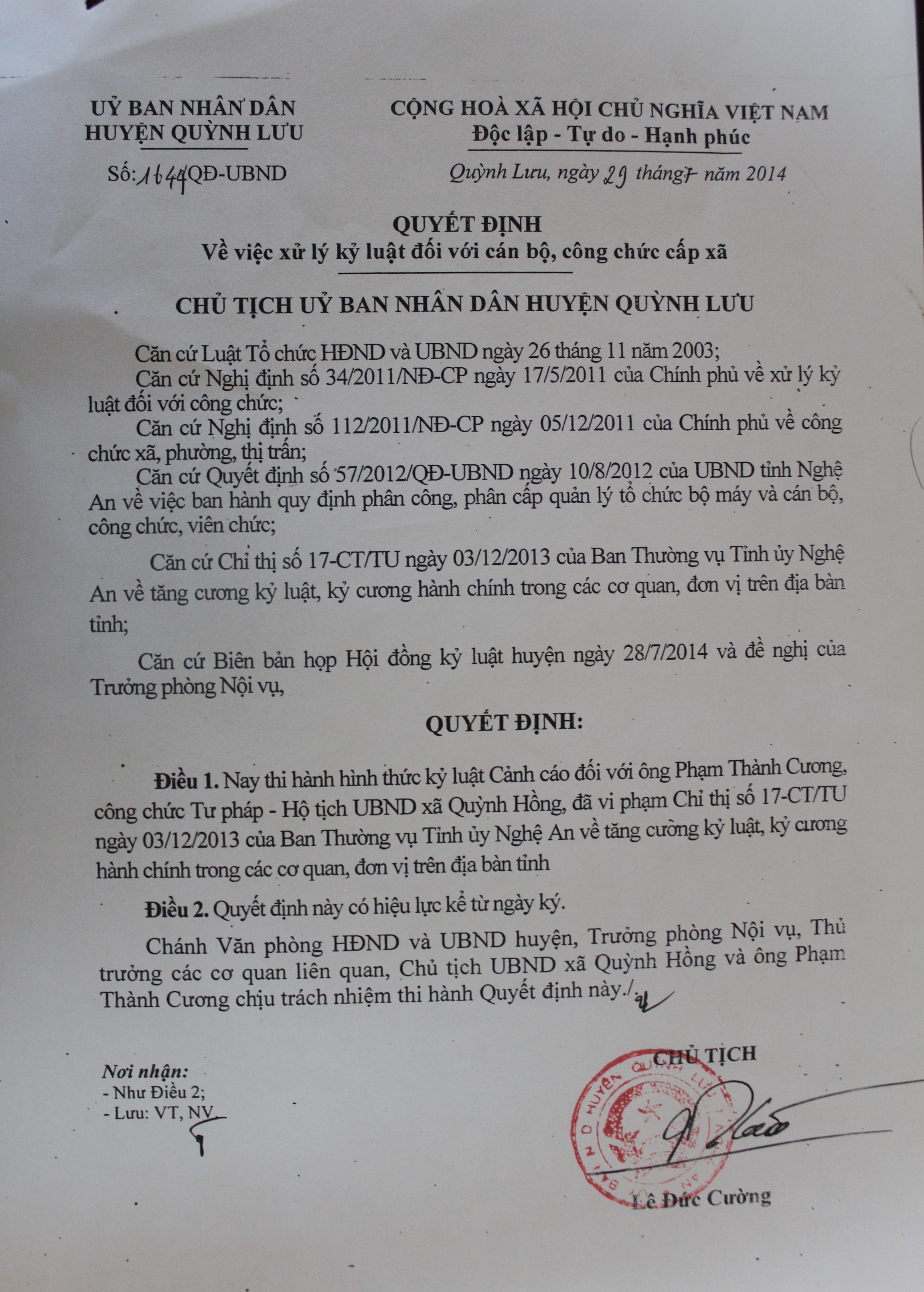 Cảnh cáo cán bộ xã mải uống bia “quên” đi làm