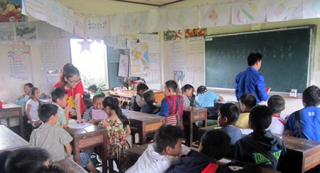 Các em nhỏ trong một lớp học riêng và hầu hết các em đều ham học