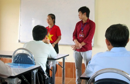 Dạy tiếng Việt ở Xiêng Khoảng - 3 Những con chữ Việt, những kiến thức được các em tình nguyện dạy trên đất nước bạn Lào.