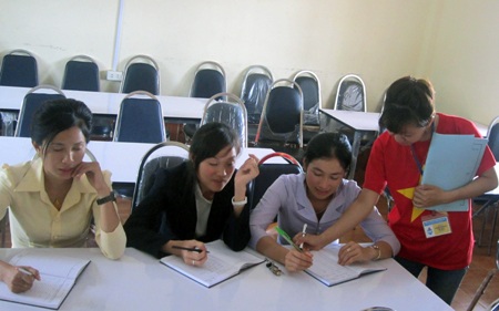 Dạy tiếng Việt ở Xiêng Khoảng - 5 Tận tụy trong dạy chữ Việt cho cán bộ Lào.