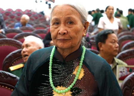 Cụ Phạm Thị Ninh - người mẹ có 5 người con đi bộ đội, là người mẹ của 2 liệt sỹ tham dự lễ.