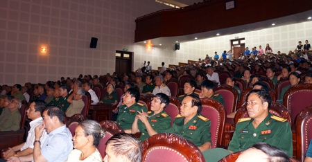 Những chiến sĩ quân và dân từng tham gia trận đánh dự lễ kỷ niệm 50 năm.