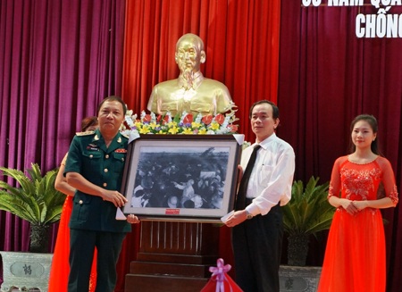 Âm vang hào khí 50 năm quân và dân thành phố Vinh đáng thắng trận đầu