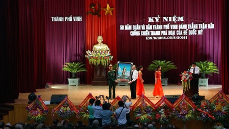 Âm vang hào khí 50 năm quân và dân thành phố Vinh đáng thắng trận đầu