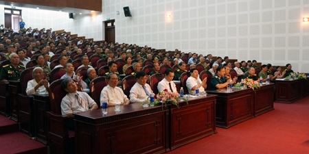 Những chiến sĩ quân và dân từng tham gia trận đánh dự lễ kỷ niệm 50 năm.