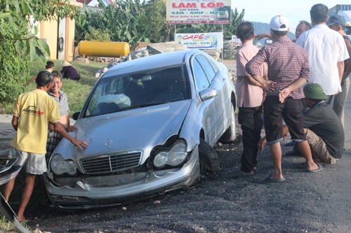 Chiếc xe nát đầu sau khi đâm vào phiến đá bên đường.
