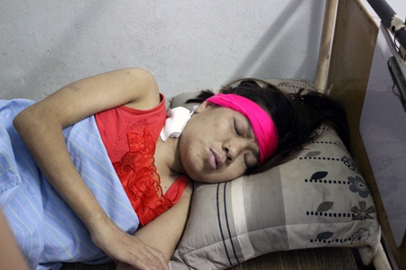  Chị không thể tự chăm sóc bản thân nên mọi sinh hoạt đều phải dựa vào một tay người chồng.