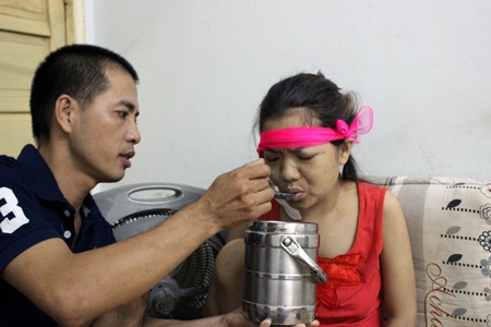  Chị không thể tự chăm sóc bản thân nên mọi sinh hoạt đều phải dựa vào một tay người chồng.