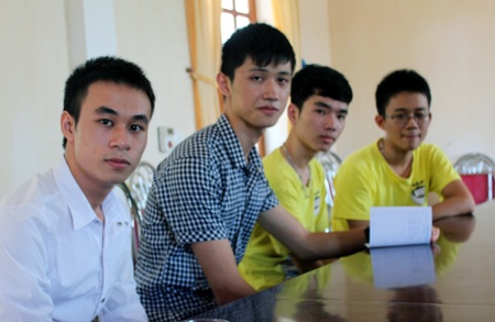 Thăm lớp học miền núi có 100% học sinh đỗ đại học - 1 Niềm vui của những chàng tân sinh viên khi biết tin mình đã đỗ đại học.