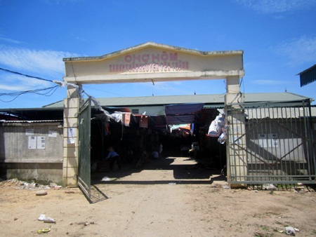 Chợ Hôm xã Hợp Thành bị người dân tố nói một đàng làm một nẻo.