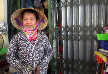 Chị Nguyễn Thị Hường chủ ki ốt số 30 cũng bị cưỡng chế đóng ki ốt vì không
tự nguyện đóng phí.