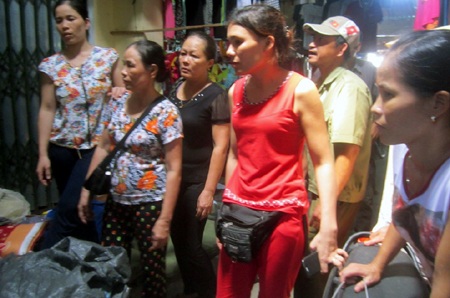 Chị Nguyễn Thị Hường chủ ki ốt số 30 cũng bị cưỡng chế đóng ki ốt vì không
tự nguyện đóng phí.