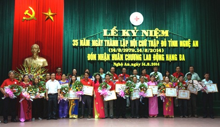 37 tập thể và cá nhân được Trung ương Hội chữ thập đỏ Việt Nam trao tặng Bằng khen.