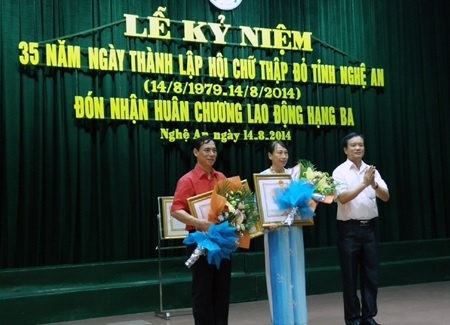 Hai cá nhân Hội chữ thập đỏ Nghệ An vinh dự được nhận bằng khen của Thủ tướng Chính phủ.