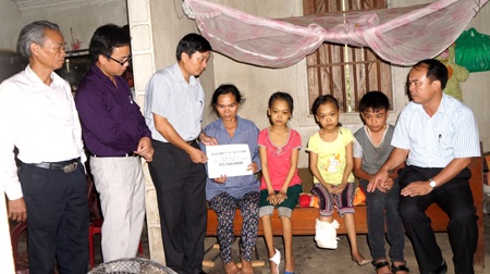 Hơn 350 triệu đồng đến với gia đình chị Bùi Thị Hưng