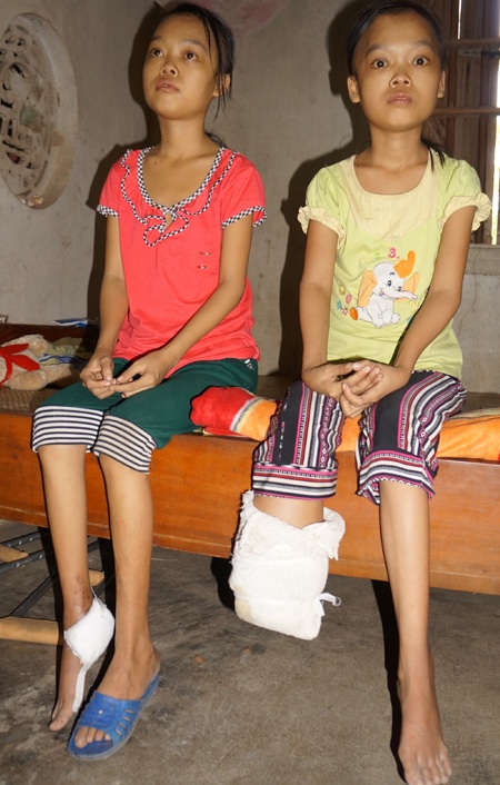 Hơn 350 triệu đồng đến với gia đình chị Bùi Thị Hưng - 5 PV Dân trí động viên thăm hỏi hai cháu.