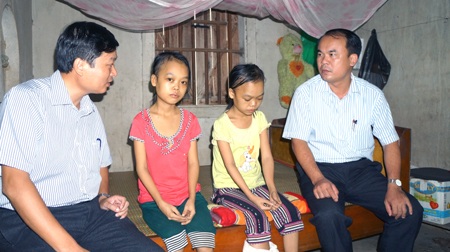 PV Dân trí động viên thăm hỏi hai cháu.