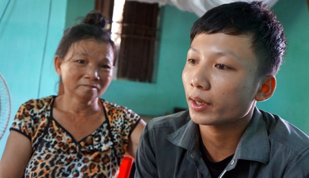 Bà Huệ luôn khóc khi trò chuyện cùng phóng viên trong buổi gặp.