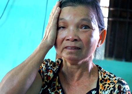 Bà Huệ luôn khóc khi trò chuyện cùng phóng viên trong buổi gặp.