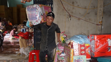 Bà Huệ luôn khóc khi trò chuyện cùng phóng viên trong buổi gặp.