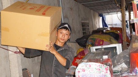 Nói chuyện cùng phóng viên, thi thoảng bà Huệ lại chạy ra cửa đứng khóc