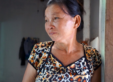 Nói chuyện cùng phóng viên, thi thoảng bà Huệ lại chạy ra cửa đứng khóc