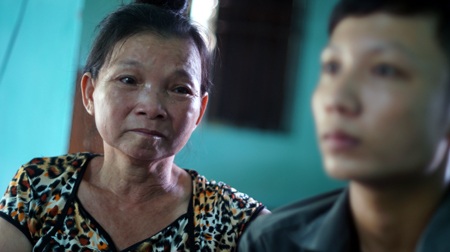 Bà Huệ lo khi con vào đại học sẽ không kham nổi đồng tiền, trong khi đó gia đình đã quá nghèo.